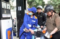 Giảm giá xăng gần 400 đồng/lít